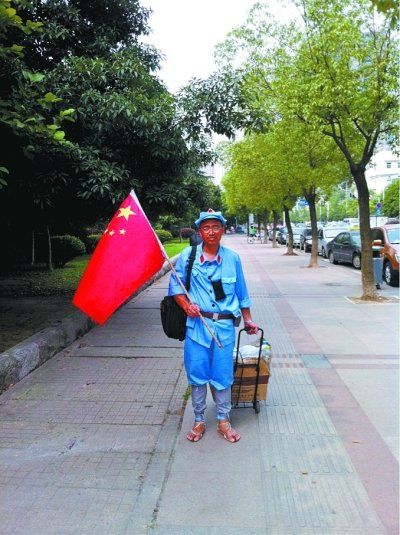 男子辞职重走长征路:身穿红军装腰挂MP3走3年